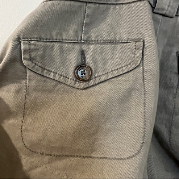 Grey Short Shorts - American Eagle (Size 2 shorts) 🐭 - Picture 13 of 14